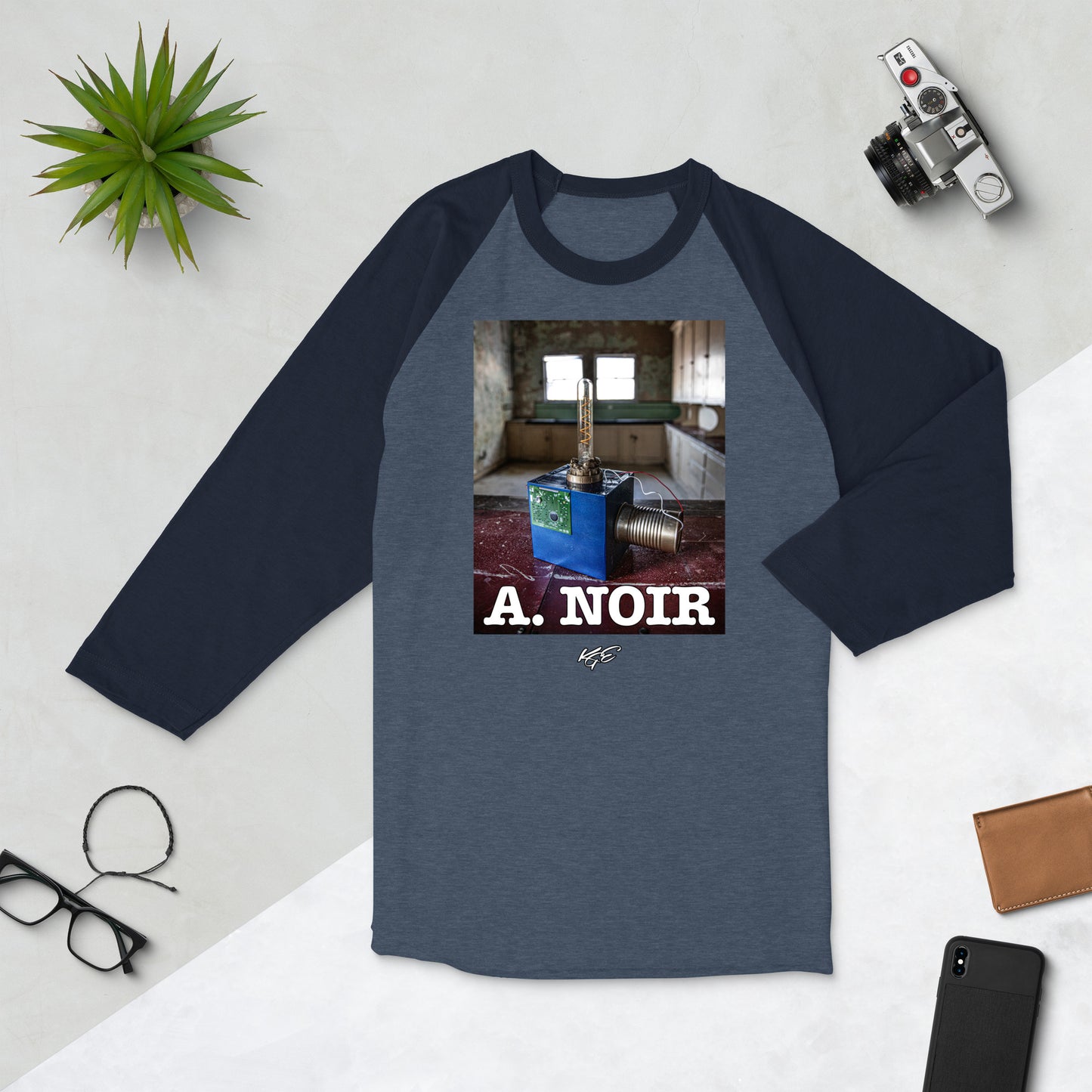 A. Noir -3/4 sleeve raglan shirt