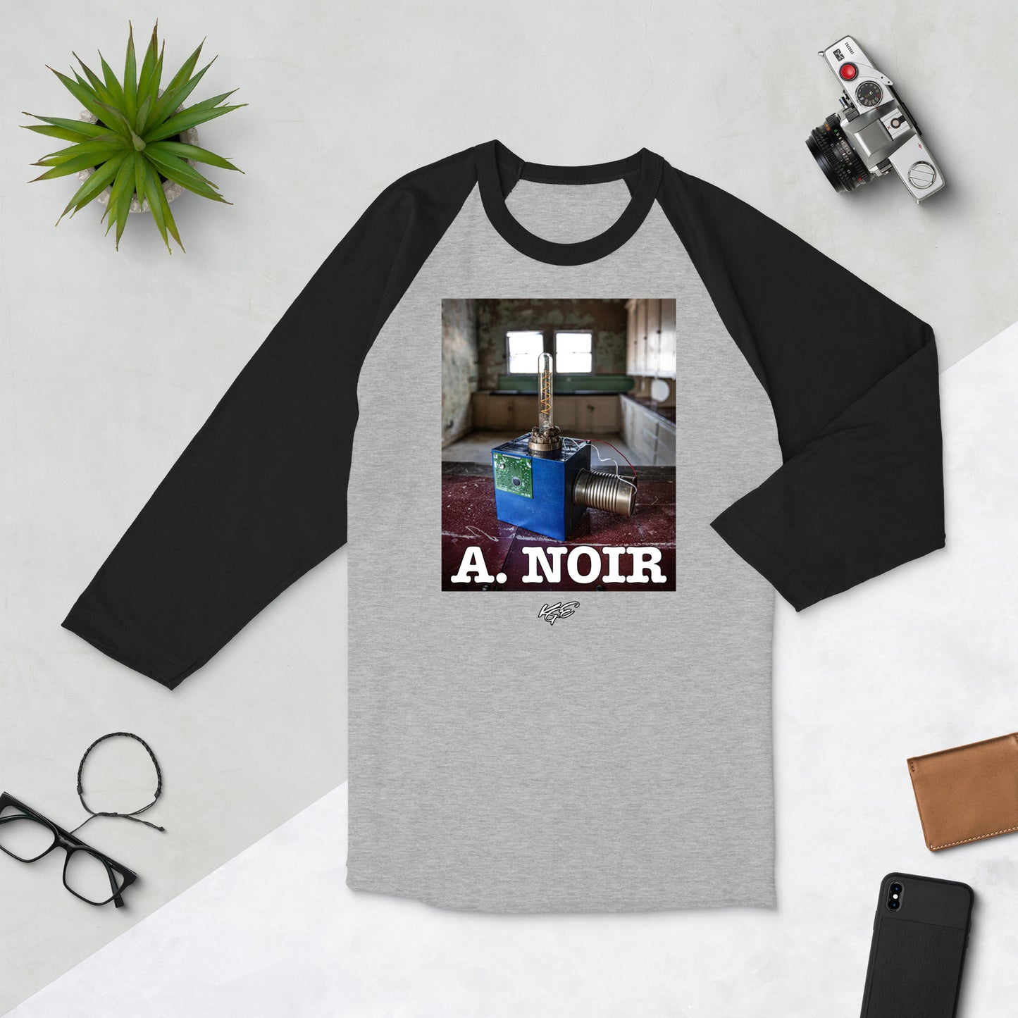 A. Noir -3/4 sleeve raglan shirt